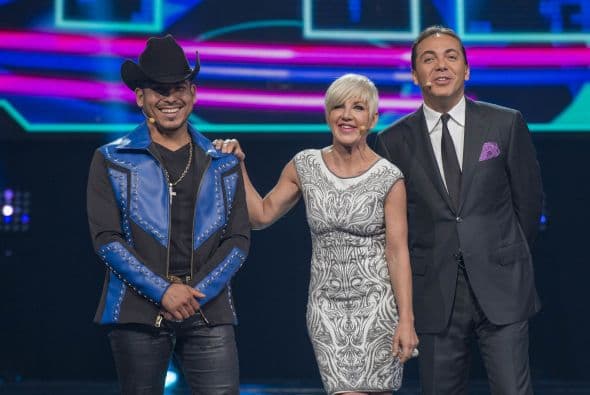 Caras graciosas, bromas, muestras de afecto y selfies con los fans, de todo pasa en el backstage y los famosos lo saben. Mira todo lo que no pudiste ver en la gala cinco de Me Pongo De Pie.