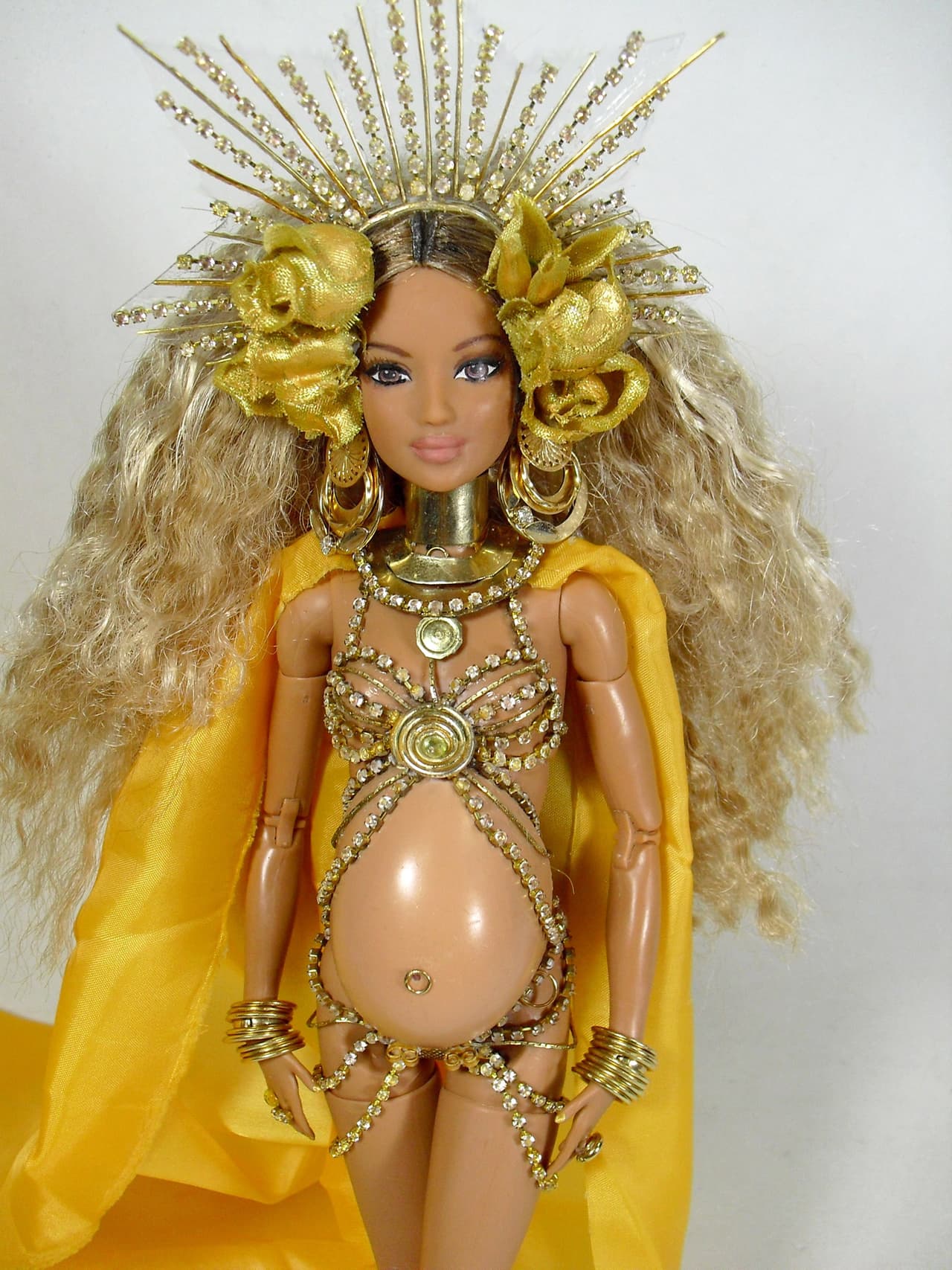 Photo © 2017 Splash News/The Grosby Group Pregnant Beyonce has been immortalised as a Barbie-style doll. Fan Marcus Baby has recreated the singer's expectant look based on her appearance at last month's Grammy Awards. Beyonce, 35, performed in a two-piece outfit that revealed her bump. Now Marcus - based in Brazil - has made the doll which he says is not for sale. "I did this job in five days and her clothes are made with gold chains, rings and wire," he said. The star is expecting twins with husband Jay-Z later this year.