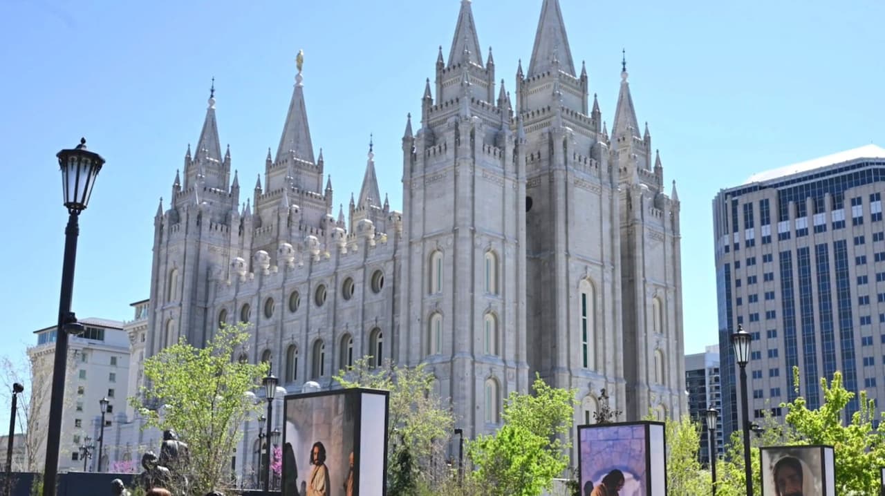 Lo arrestaron por desnudarse frente a una multitud afuera de la Conferencia General en Temple Square