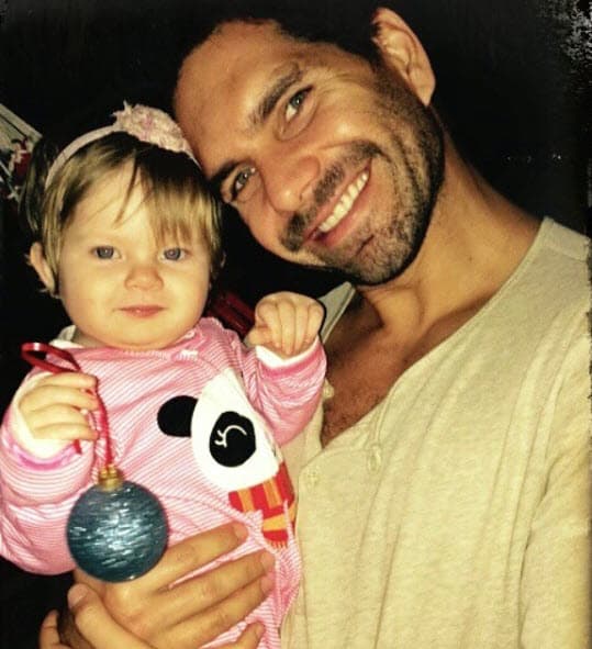 Aunque la pequeña vive en Colombia con su mamá y Arap en México, el protagonista de 'La Piloto' se da tiempo para visitarla.