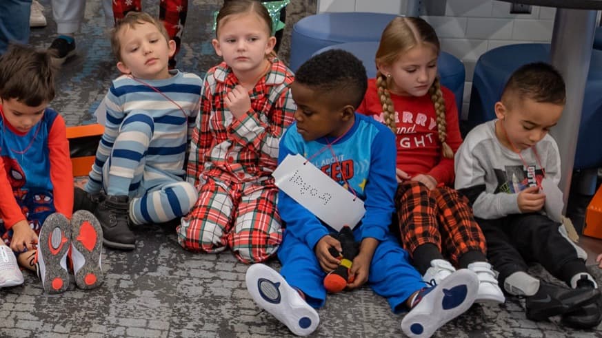 Niños de bajos recursos del condado de Davis reciben zapatos y calcetines nuevos