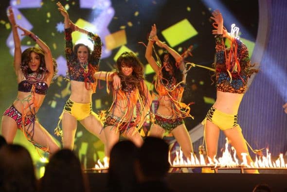 Juanes trajo “LUZ” al escenario de Nuestra Belleza Latina y las chicas gozaron con la música del colombiano además que lucieron sencillamente espectacular en coloridos atuendos. ¡Vaya manera de abrir el show!