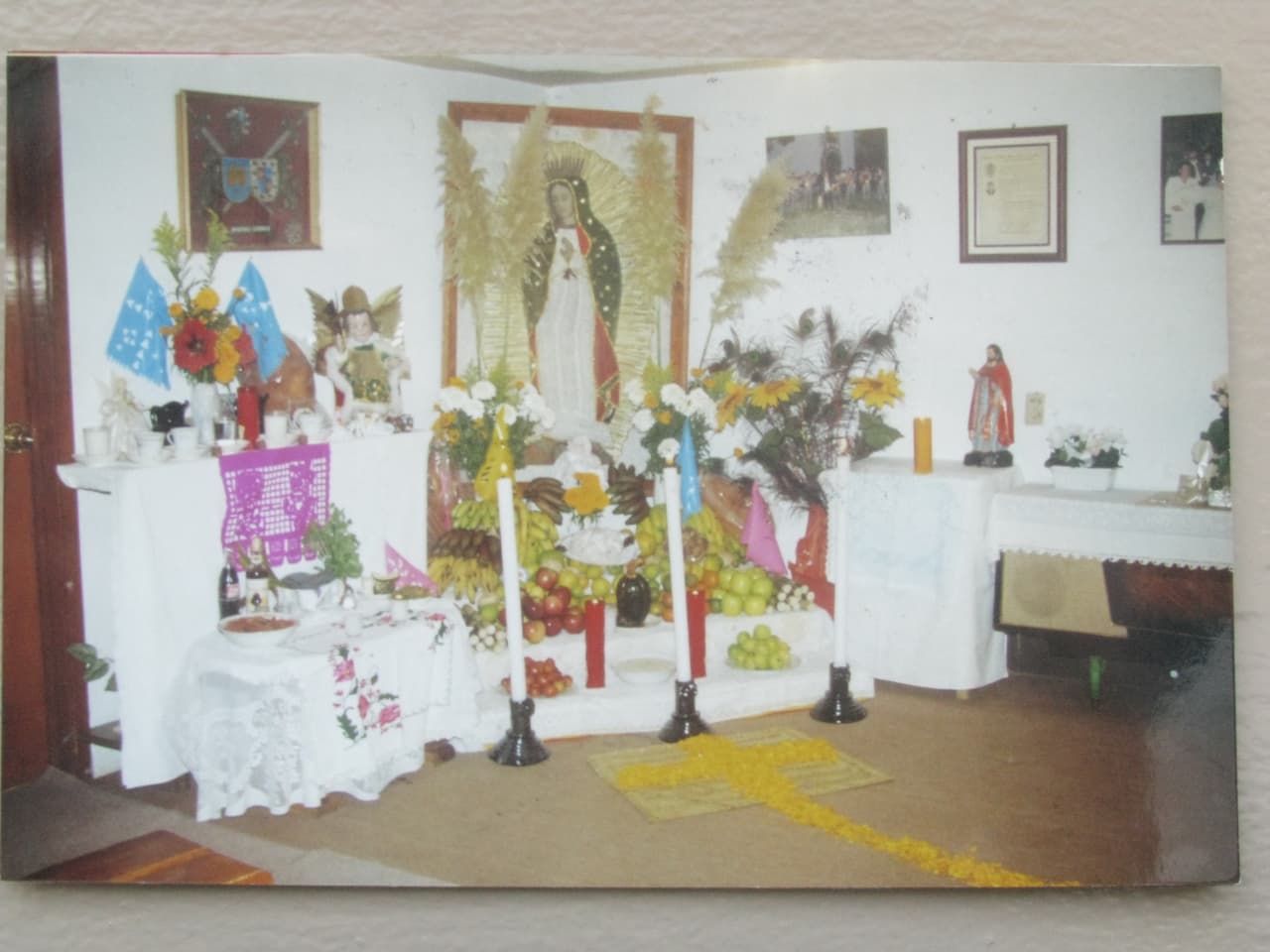 En la casa era tradición obligada poner un gran altar de muertos en la sala donde todavía hoy conservan esta gran imagen de la Virgen de Guadalupe.