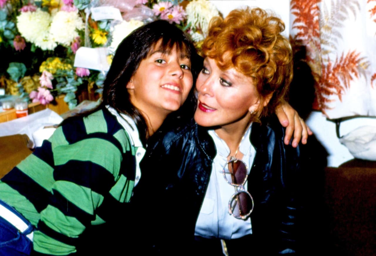 Aunque en la canción 'Bye Mamá' Alejandra Guzmán hacía un recuento de los abandonos que decía haber sufrido por parte de su madre cuando ésta se dedicaba a su carrera, la actriz cuenta que siempre procuró tener cercanía con sus hijos, sin importar dónde la llevara el trabajo.