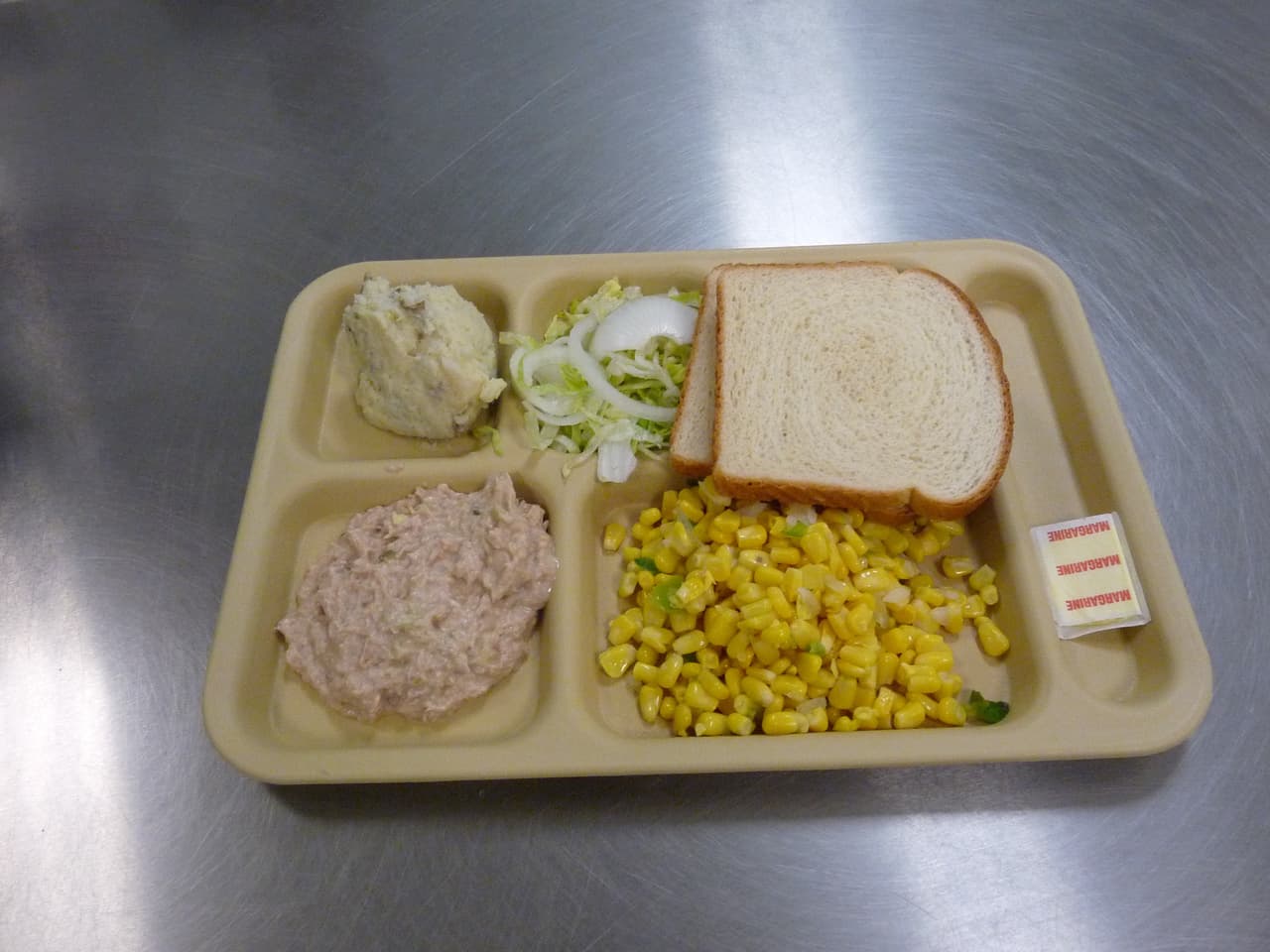 Un servicio de comida en el centro de detención.