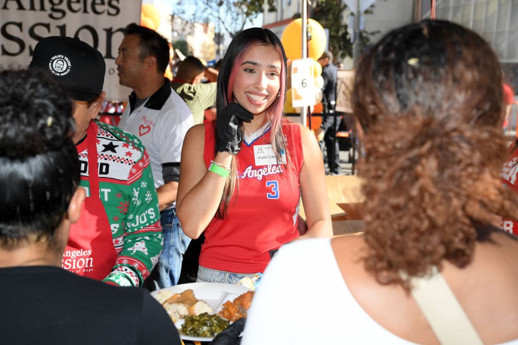 Además de la comida, la Misión de Los Ángeles también distribuyó Biblias y ofreció servicios a los necesitados, demostrando su compromiso con la transformación espiritual y el apoyo integral a quienes más lo necesitan. En la imagen aparece Kylie Cantrall.