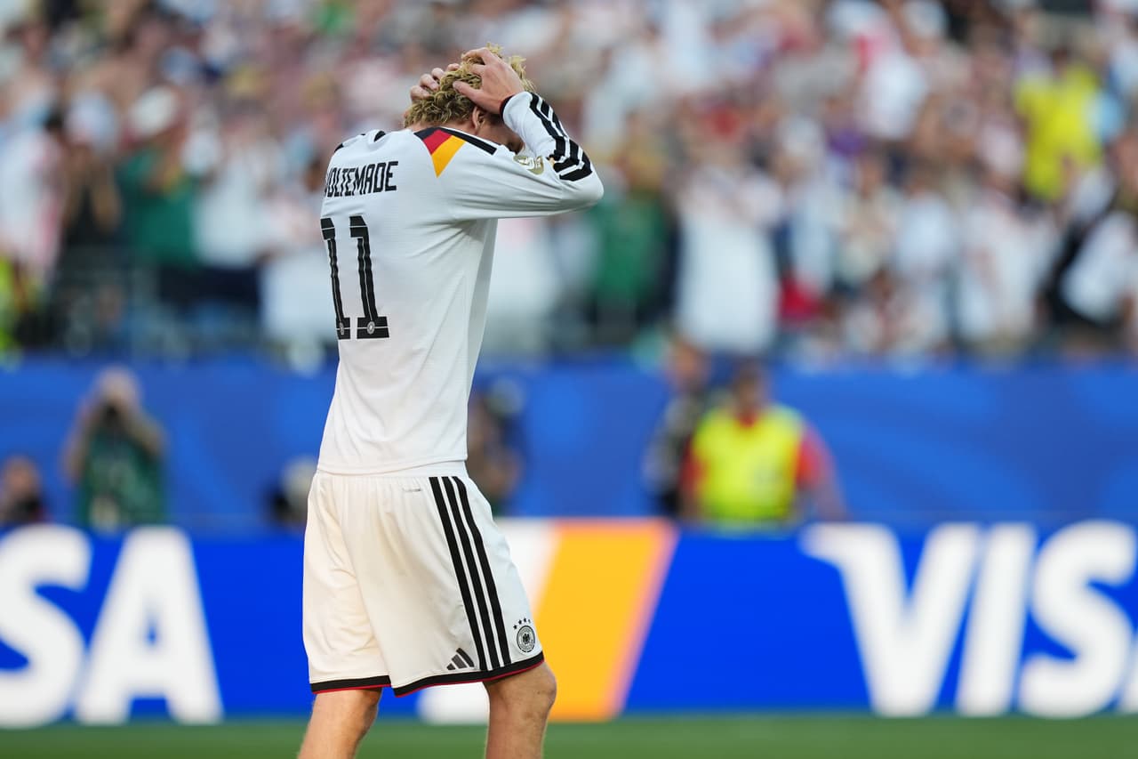 El alemán Nick Woltemade (11) reacciona tras fallar un penal en la tanda de definición durante el partido de dieciseisavos de final de la Copa del Mundo entre Alemania y Paraguay, en Foxborough, Massachusetts —cerca de Boston—, el lunes 29 de junio de 2026.