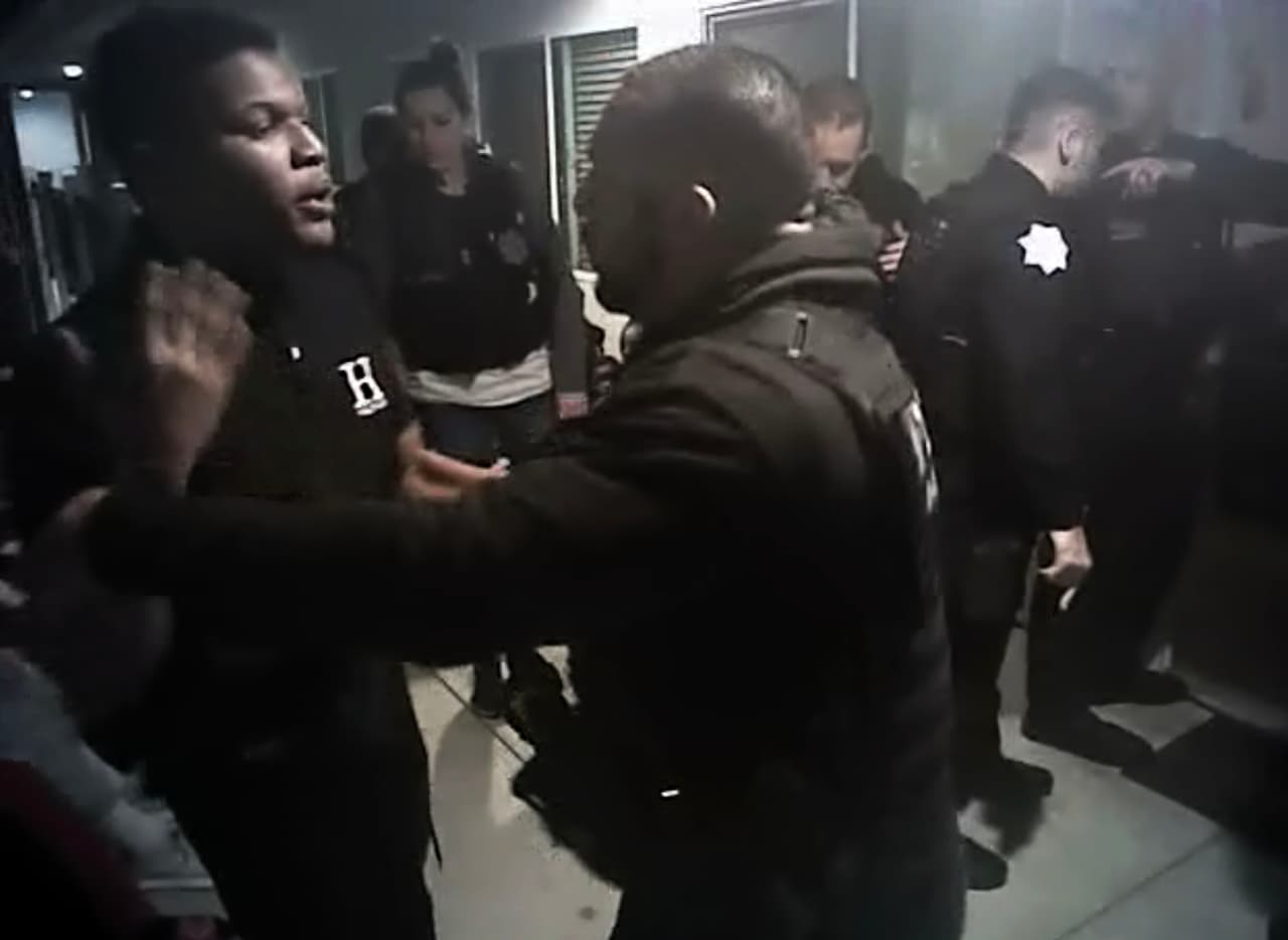 Un joven de Fresno denuncia abuso policial en su detención