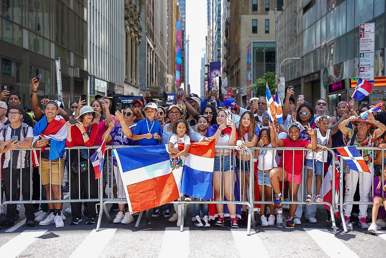 Miles de personas se dieron cita para presenciar el desfile.