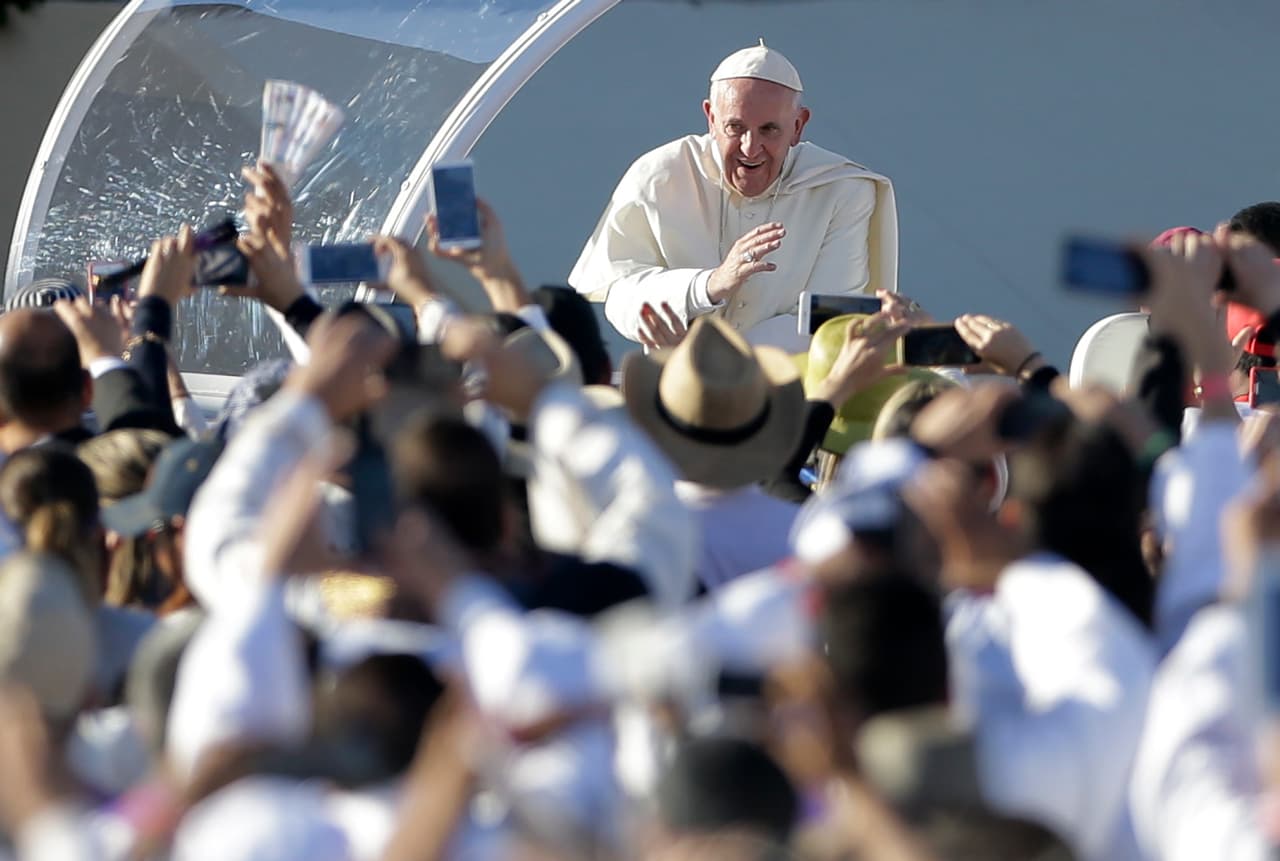 El Papa a su llegada al lugar donde celebró una multitudinaria misa en Ciudad Juárez.