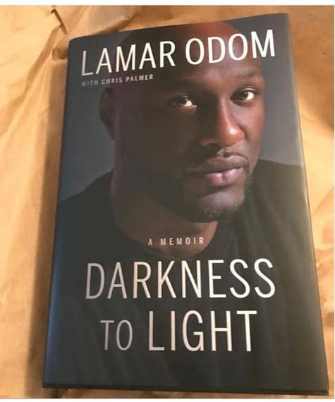 En su biografía, publicada esta semana bajo el nombre 'Darkness to Light', Lamar Odom afirma que tuvo varias peleas muy fuertes con Khloé, de acuerdo con una reseña de 
<b><a href="https://www.dailymail.co.uk/tvshowbiz/article-7079109/Lamar-Odom-claims-ex-wife-Khloe-Kardashian-beat-sh-t-stripper-caught-with.html">The Daily Mail</a></b>
<a href="https://www.dailymail.co.uk/tvshowbiz/article-7079109/Lamar-Odom-claims-ex-wife-Khloe-Kardashian-beat-sh-t-stripper-caught-with.html">.</a>