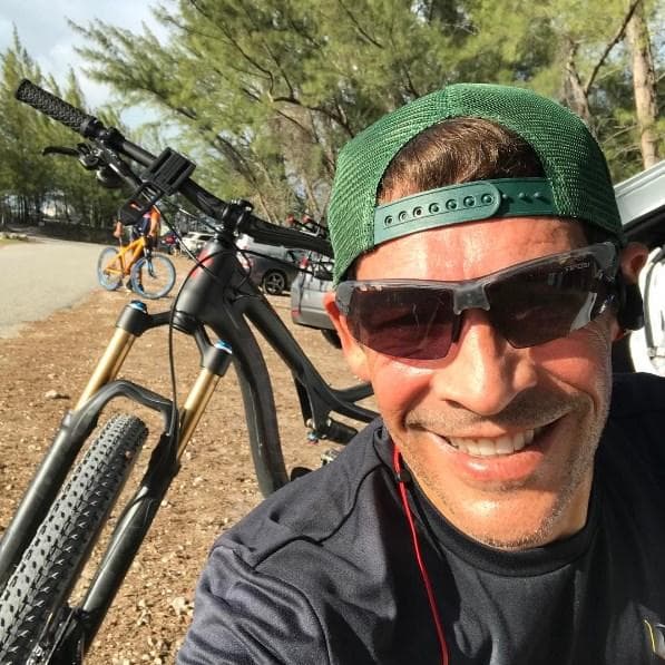 Una de sus grandes pasiones en el Mountain Bike o ciclismo de montaña. Él llama cariñosamente 'terapeuta' a su pasatiempo y le ha tomado gran cariño.