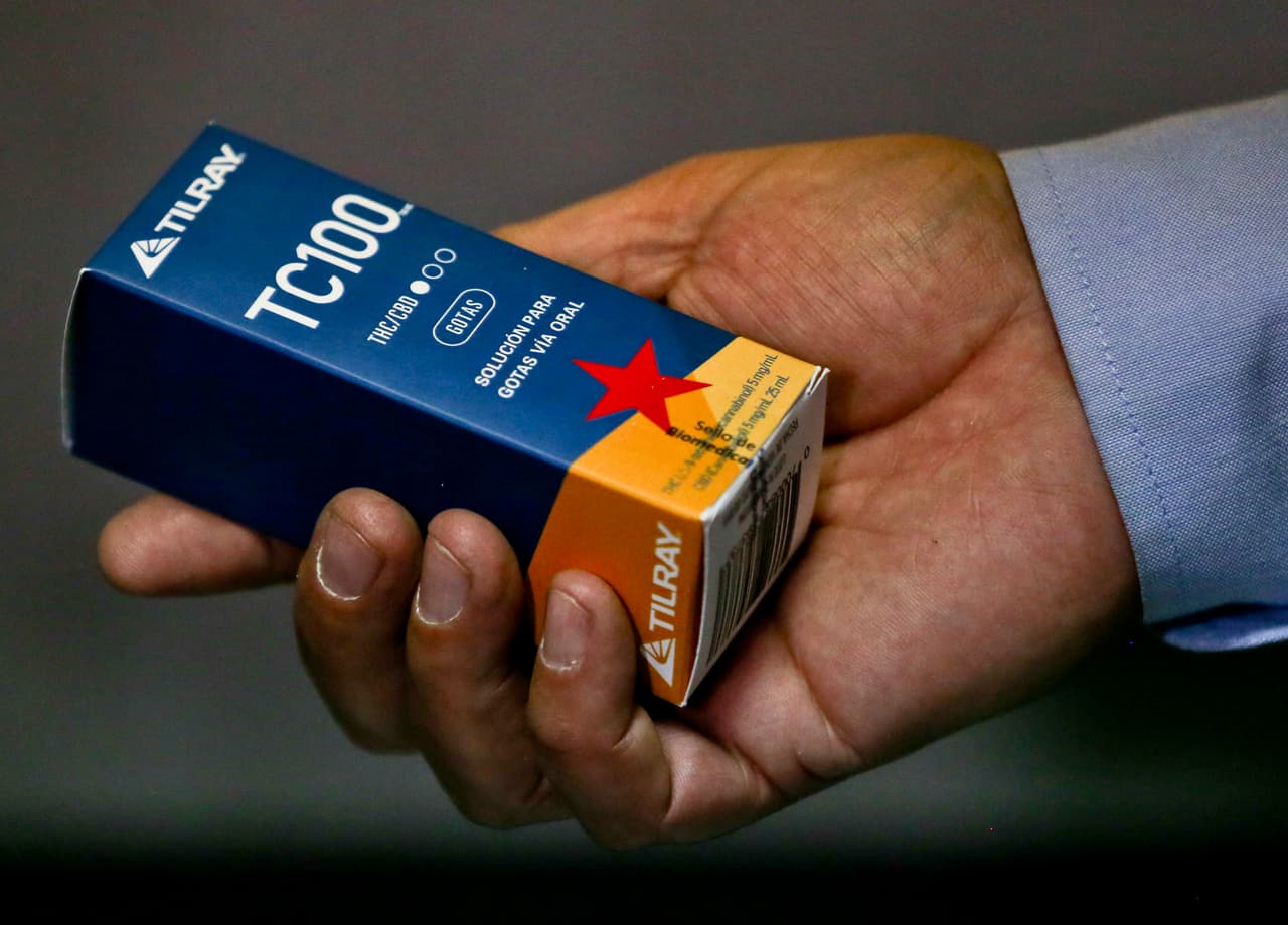 <b>Cómo obtener una consulta remota: </b>No existe una lista oficial de médicos registrados que ofrezcan consultas remotas. Sin embargo, el departamento de salud de Pensilvania proporciona una 
<a href="https://www.health.pa.gov/topics/Documents/Programs/Medical%20Marijuana/DOH%20Approved%20Practitioners.pdf" target="_blank">lista de los médicos de Pensilvania </a>que están registrados en el programa en general.