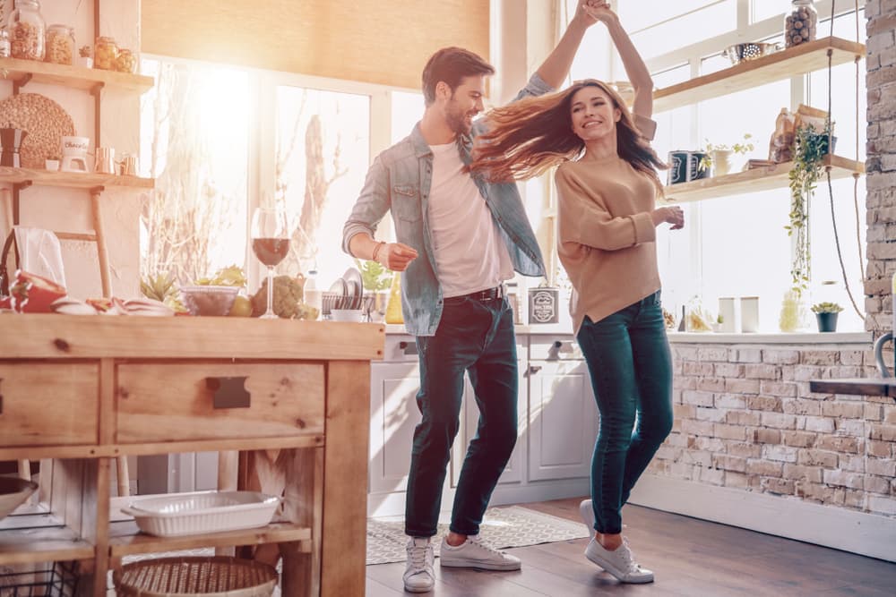 En la segunda etapa del mes de abril, sobre todo cuando entre el ciclo de la Luna llena, tendrás la oportunidad de descubrir en una persona sentimientos que hasta ahora pensabas eran simplemente de amistad, pero que se convierten en algo más. Esto puede ser el inicio de campanas de boda, prepárate para lo mejor puesto que lo que proyectes será lo que cosechas.