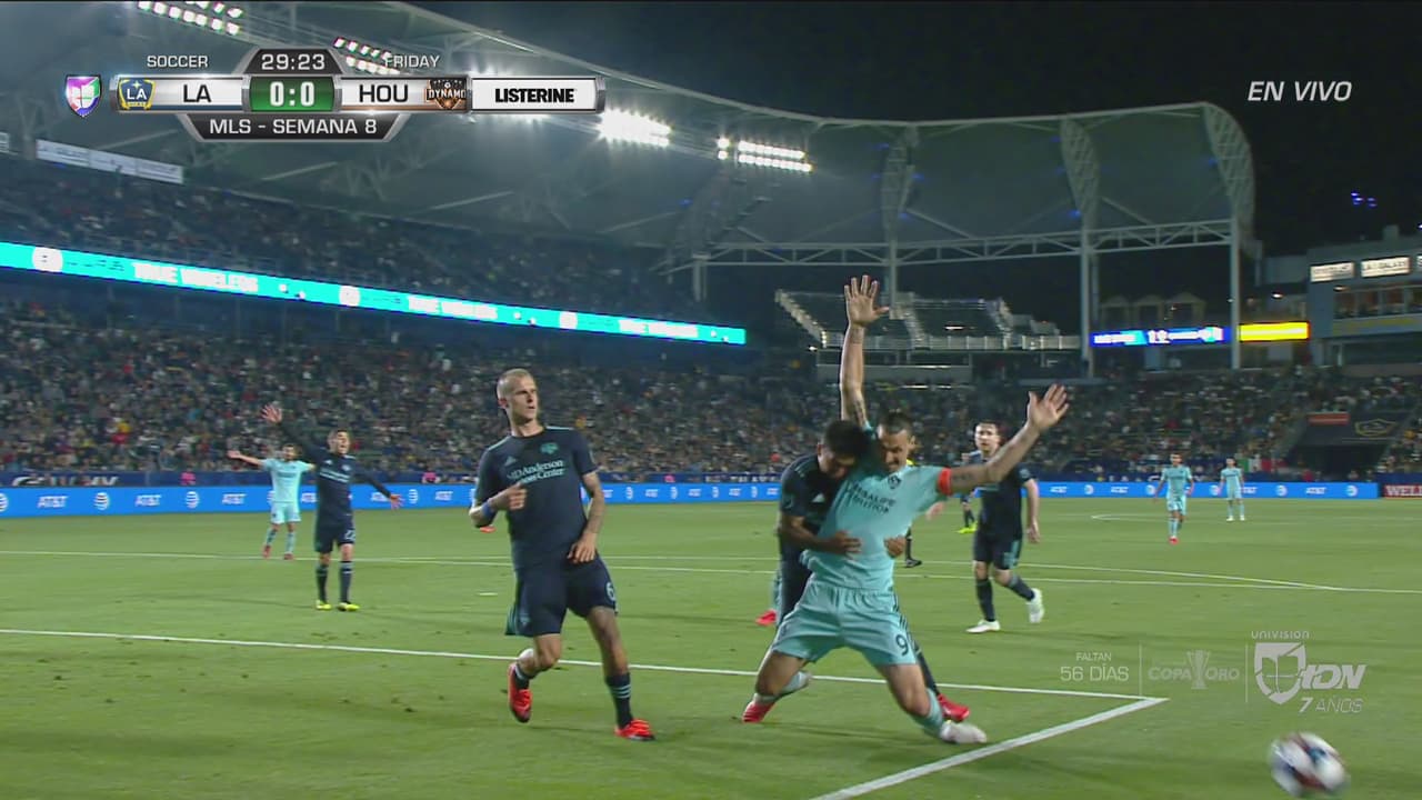 Zlatan celebra victoria, encuentra errores y se despacha en contra del VAR