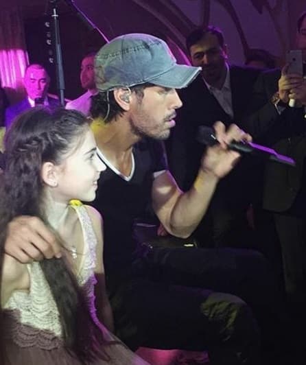 Enrique es uno de los cantantes más solicitados, y seguramente las fiestas privadas, como esta, es uno de los grandes negocios que le reditua jugosas ganancias.