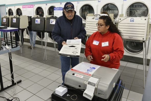 Unos votaron dentro de una barbería, en una facilidad deportiva y otros experimentaron problemas para ejercer su derecho pero la mayoría aprovechó para tomarse un ‘selfie’ y compartirlas en las redes sociales en una de las elecciones a la gobernación más cerradas de la nación.