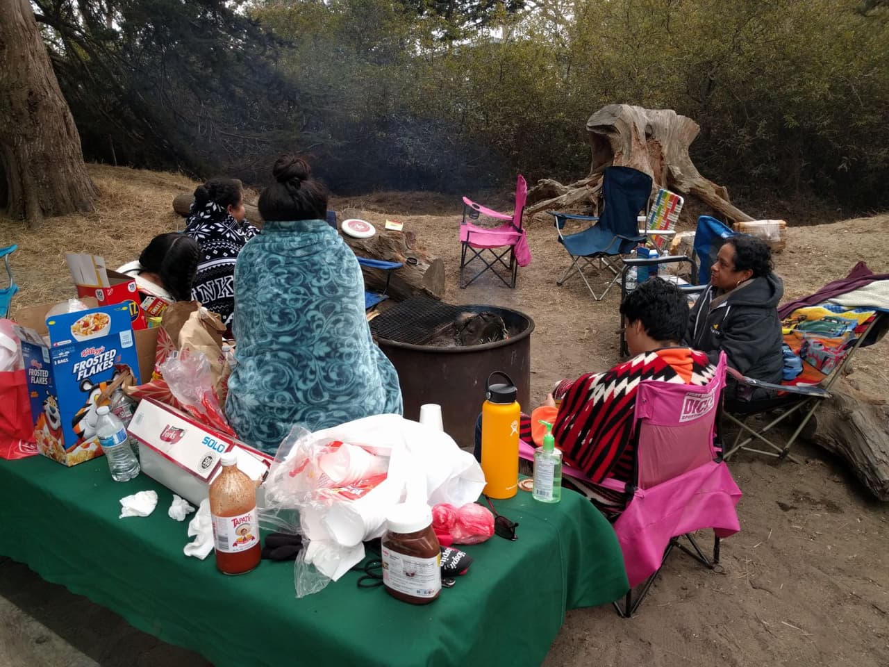 Evacuados por incendios en California cumplen 8 días acampando en la costa de Sonoma