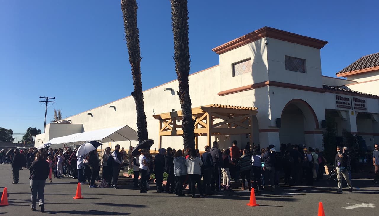 Clientes sin recibo dudan que les paguen por los tamales incomestibles de tienda Amapola