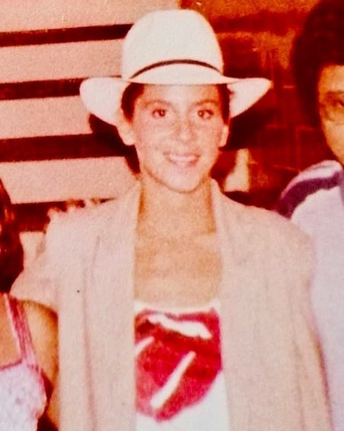 Jones debutó como actriz en la obra de teatro ‘Salvar a los delfines’, donde sustituyó a Edith González. 
<br>