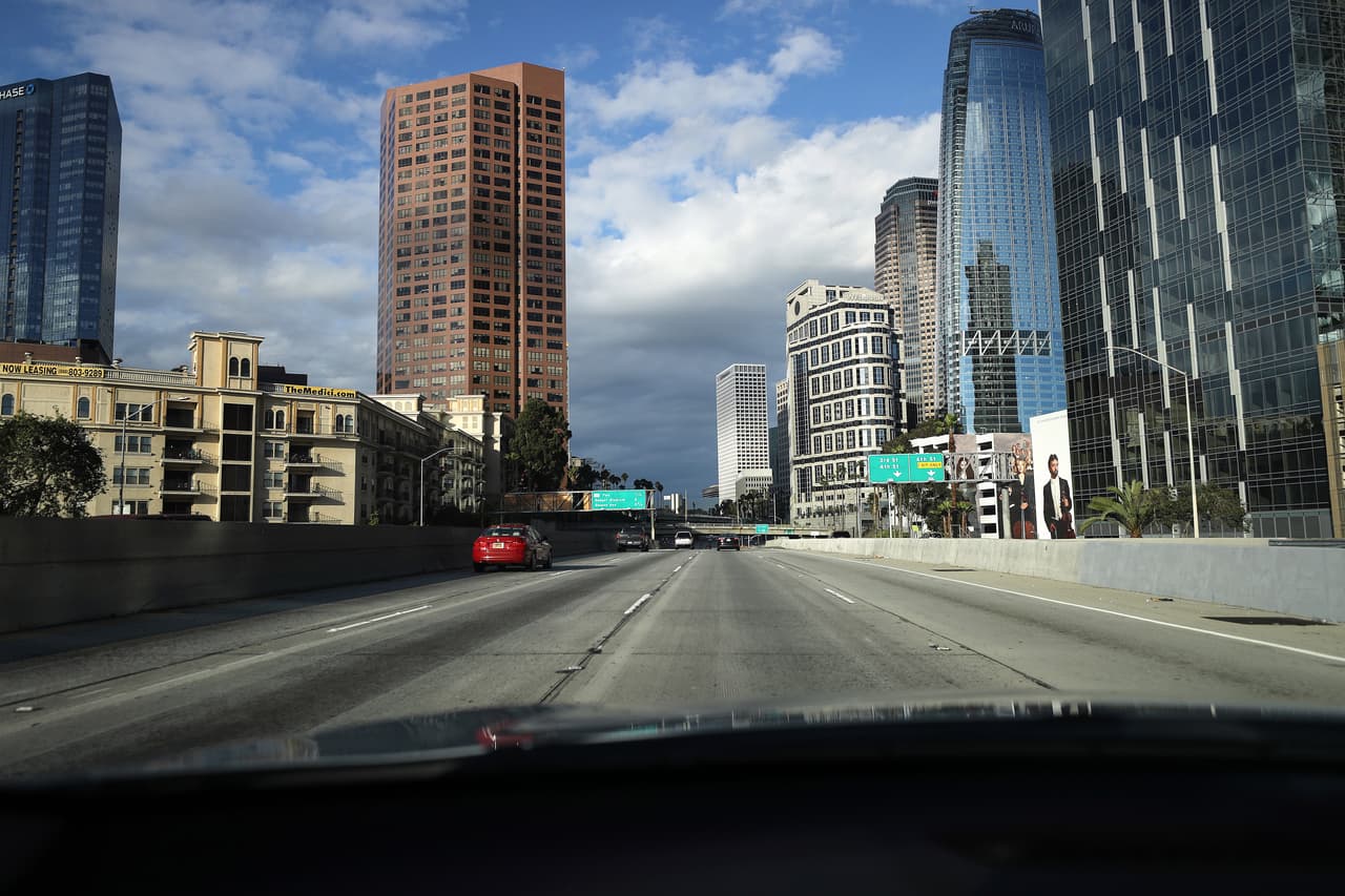 <b>22 DE MARZO.</b> Newsom solicita al gobierno federal la declaración de desastre mayor para California para ayudar a responder adecuadamente a la crisis que desató la pandemia del coronavirus. La orden también extiende los plazos para el conteo de votos, la tabulación y otras responsabilidades relacionadas con los escrutinios oficiales de las elecciones primarias presidenciales de California. Este día también autorizó a la Guardia Nacional para distribuir alimentos a personas necesitadas.