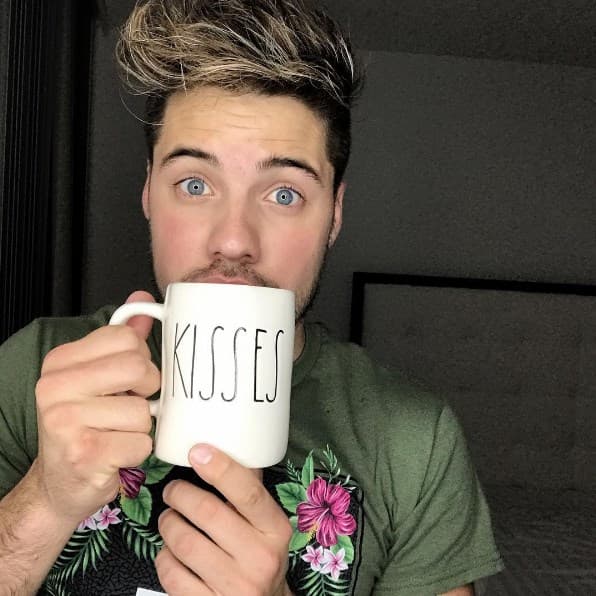 William Valdés tiene una manera muy original de mandar besitos a todas sus seguidoras (Octubre 19, 2016)