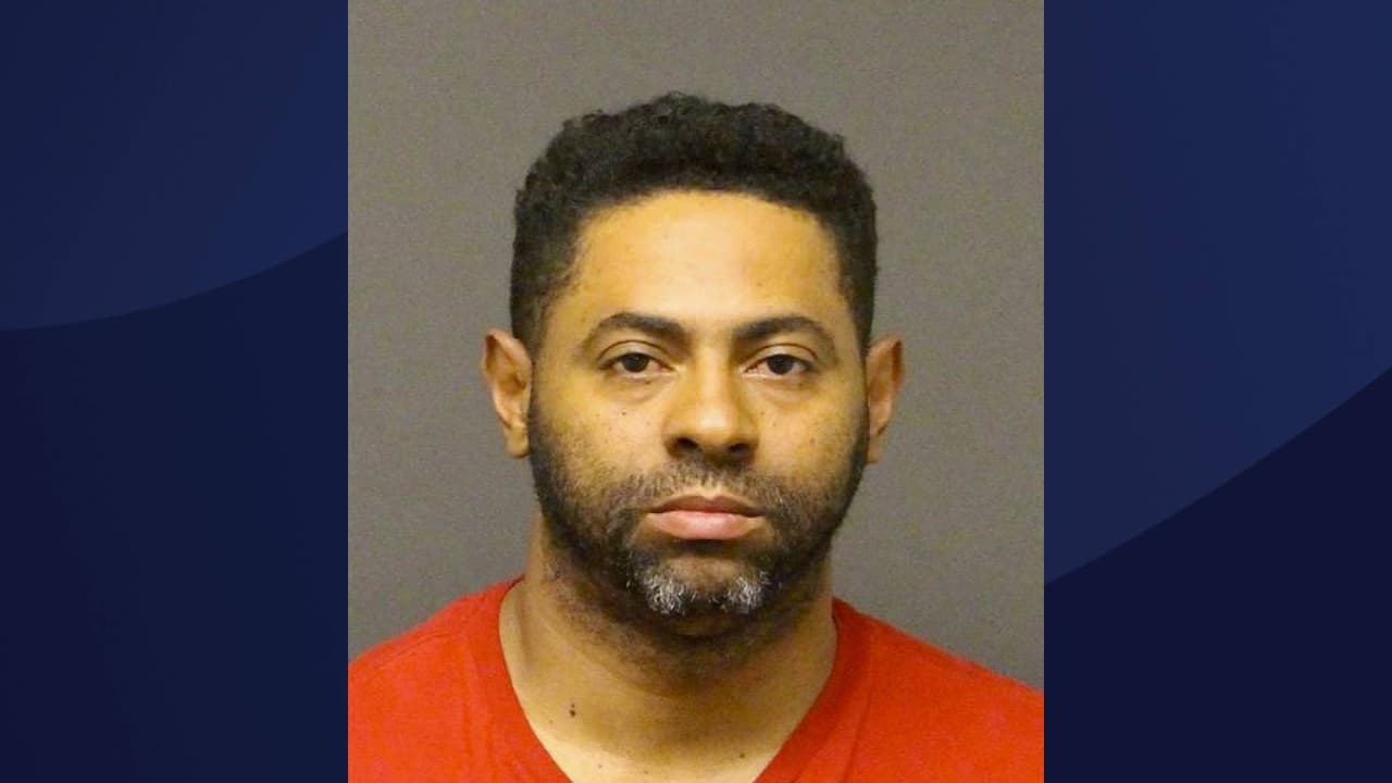 Martínez-Santana, el conductor del vehículo, fue arrestado y fichado en el Centro de Detención de Adultos del Condado de Mohave. El hombre de 42 años enfrenta un cargo de delito grave de transporte de estupefacientes para la venta.