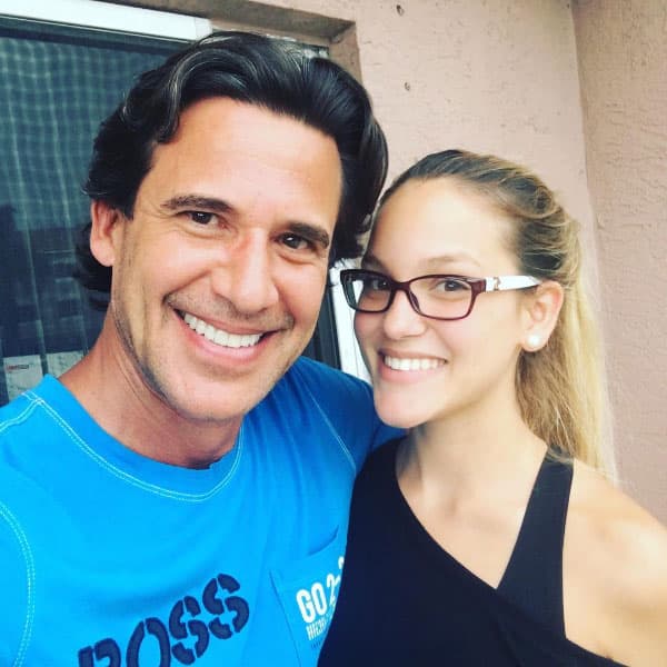 Claudia vive en Miami y también se parece mucho a su padre, ¡tienen la misma sonrisa!