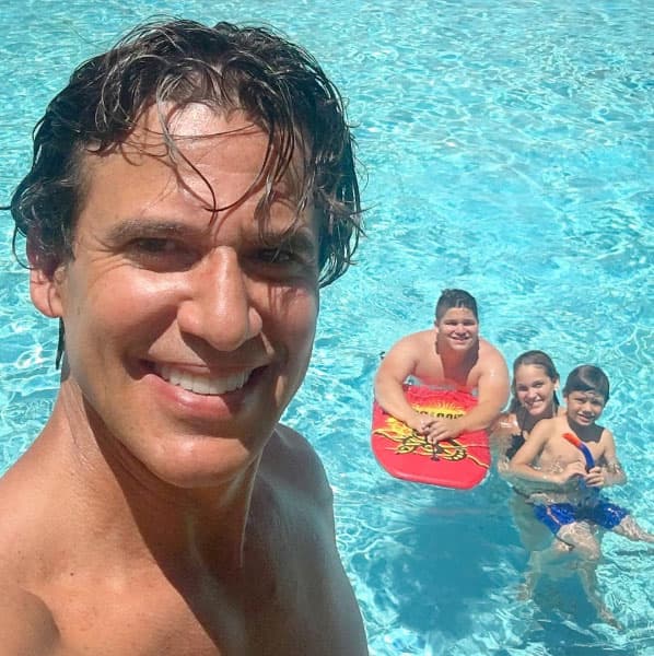 En esta foto aparece su hijo más pequeño, Diego quien sin duda alguna fue el que disfrutó más la alberca.