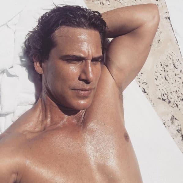 Después de estar grabando por varios meses en foro, era necesario descansar en la playa.