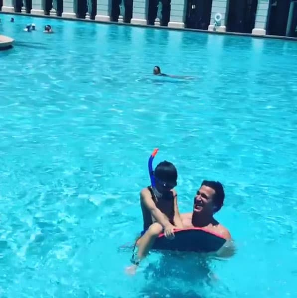 Jorge no dejó de cargarlo y jugar con la pequeña tabla de surf.