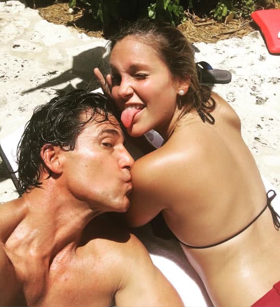 Disfrutó mucho convivir con su hija, por eso tomaron el sol juntos para broncearse.