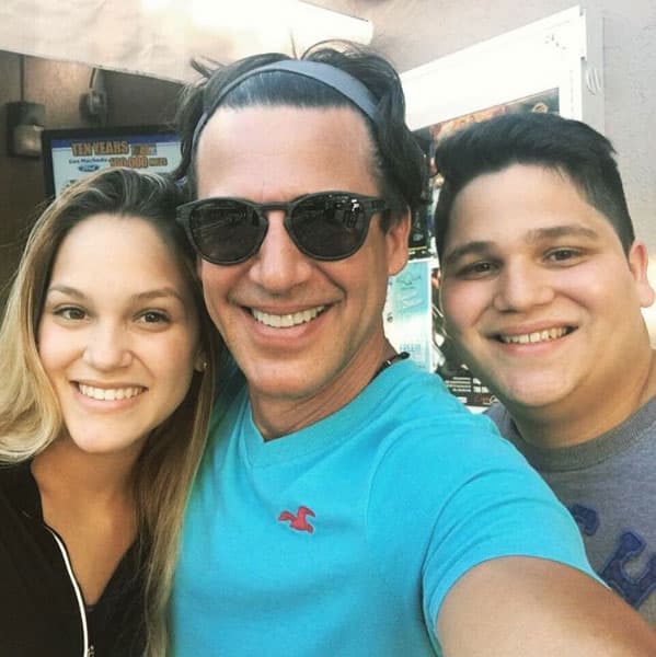 Aquí se encontró con otros dos de sus hijos, Claudia y Jorge. ¡En verdad se parecen a él!