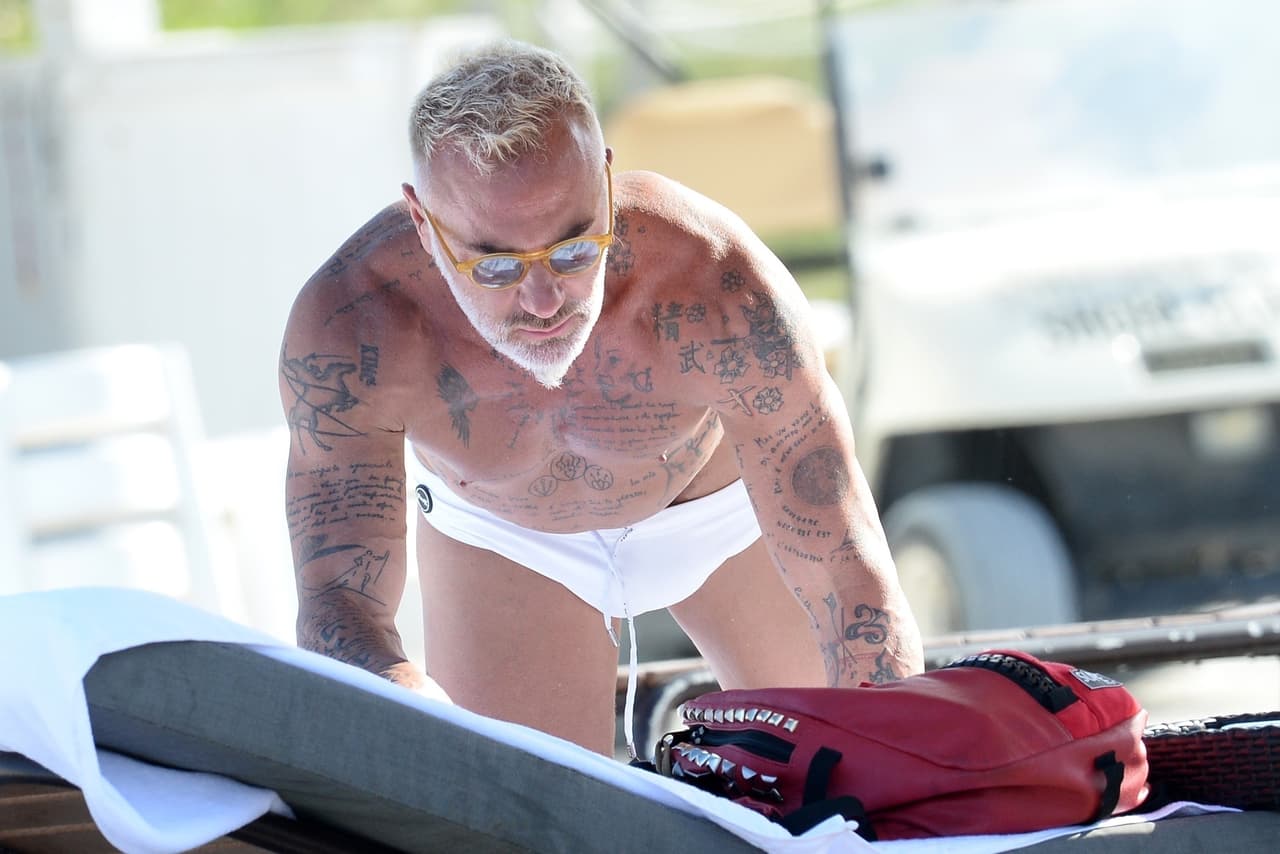 El millonario Gianluca Vacchi llegó a Miami para participar en Premios Juventud, la gran fiesta musical del verano en Univision que se celebra el 6 de julio, y aprovechó para refrescarse en la playa.