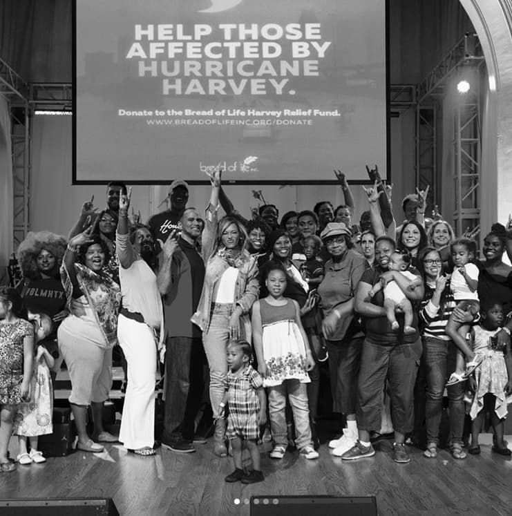 "Gracias a todos los que donaron a BeyGOOD y contribuyeron a ayudar a tantas familias en Houston. Gracias Pastor Rudy, Michelle, Ingrid y todos en la Iglesia de St, Johns", escribió la llamada 'Queen B'.