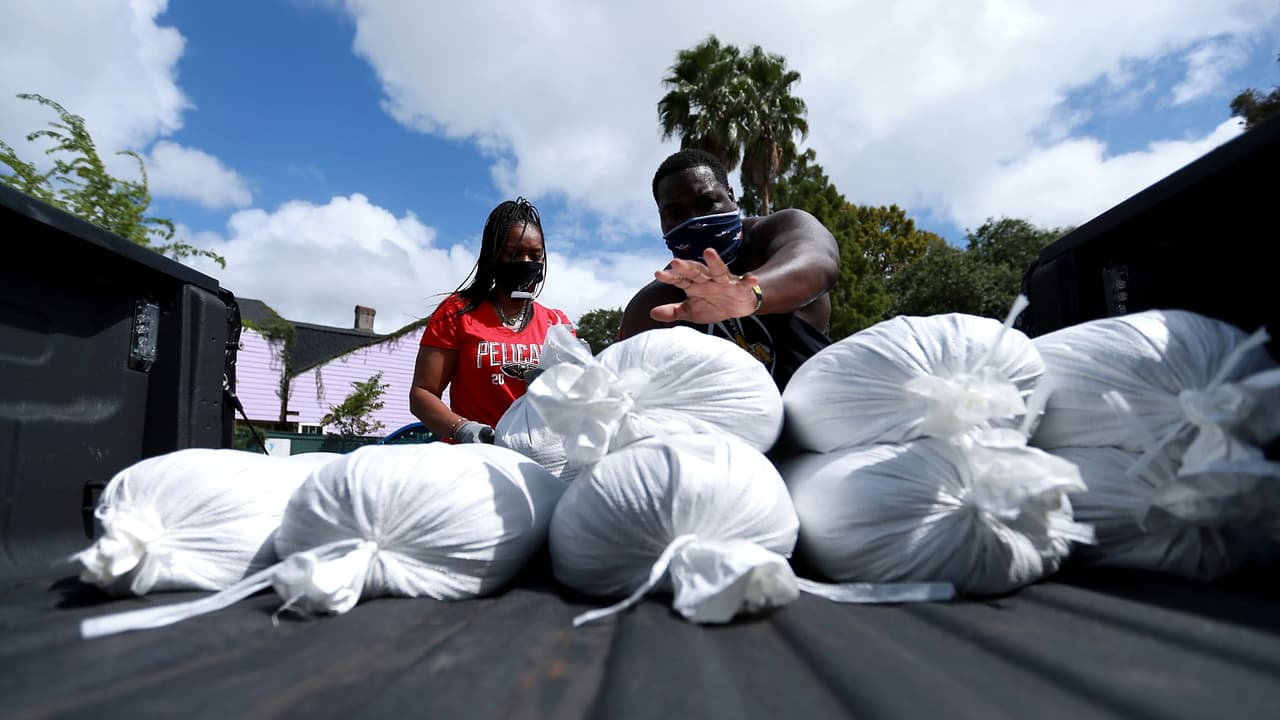 El gobernador de Florida, 
<a href="https://www.univision.com/local/puerto-rico-wlii/temas/ron-desantis">Ron DeSantis</a>, declaró emergencia en los condados más occidentales del llamado Panhandle, en el noroeste del estado, que estaban siendo golpeados por las bandas exteriores de Sally la madrugada del martes. La amenaza de fuertes lluvias y marejadas ciclónicas se vio agravada por el lento movimiento de la tormenta. Además, el presidente Donald Trump 
<b>emitió declaraciones de emergencia para partes de Luisiana, Mississippi y Alabama el lunes</b>, y tuiteó que los residentes deben escuchar a los líderes estatales y locales.
<br>
<br>
