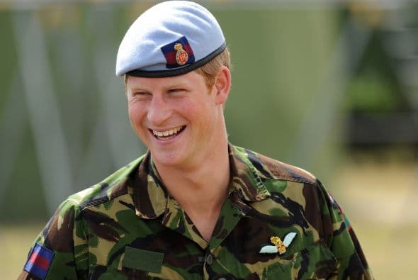 Y así iniciaron los rumores de que Lady Di estaba embarazada cuando en algunos actos oficiales se quedaba dormida, en cualquier lugar y en cualquier momento. El segundo hijo de los príncipes de Gales, Harry, nació el 15 de septiembre de 1984.