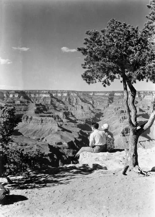 Una pareja observa el Bright Angel Creek desde el punto Yavapai en el Parque Nacional Gran Cañón en 1929. Una escena mucho más relajada que la de hoy en día con rieles que protegen de la caída.