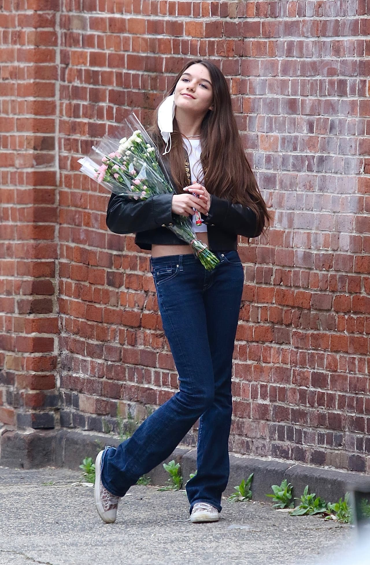 Este domingo 18 de abril, Suri Cruise fue sorprendida caminando en las calles de Nueva York con un ramo de flores en los brazos.