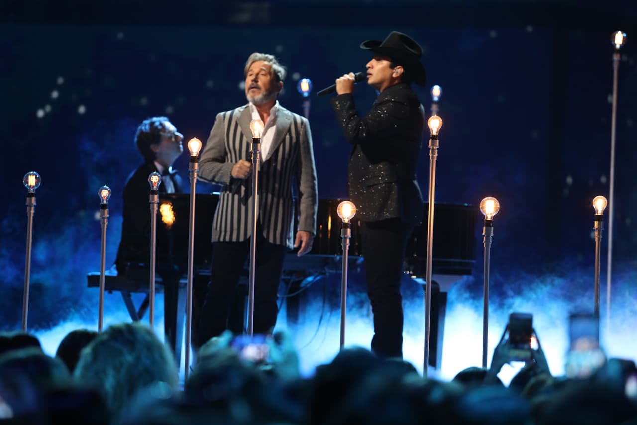 Ricardo Montaner y Julión Álvarez
<br>Año: 2017
<br>Esos duetos que quedan para la historia. Interpretaron 'Afuera está lloviendo' y 'Me va a extrañar'.