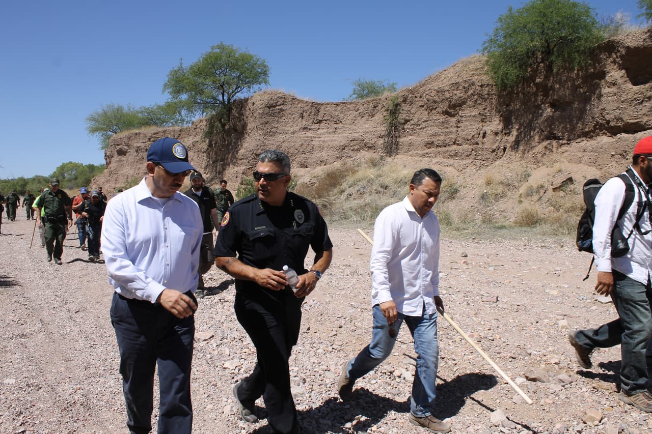 El cónsul de Guatemala en Phoenix, Oscar Padilla durante la caminata.