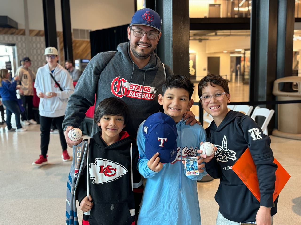 Estos pequeños fans de los Texas Rangers están emocionados luego de que jugadores les autografiaron sus gorras, estampillas y pelotas de béisbol.