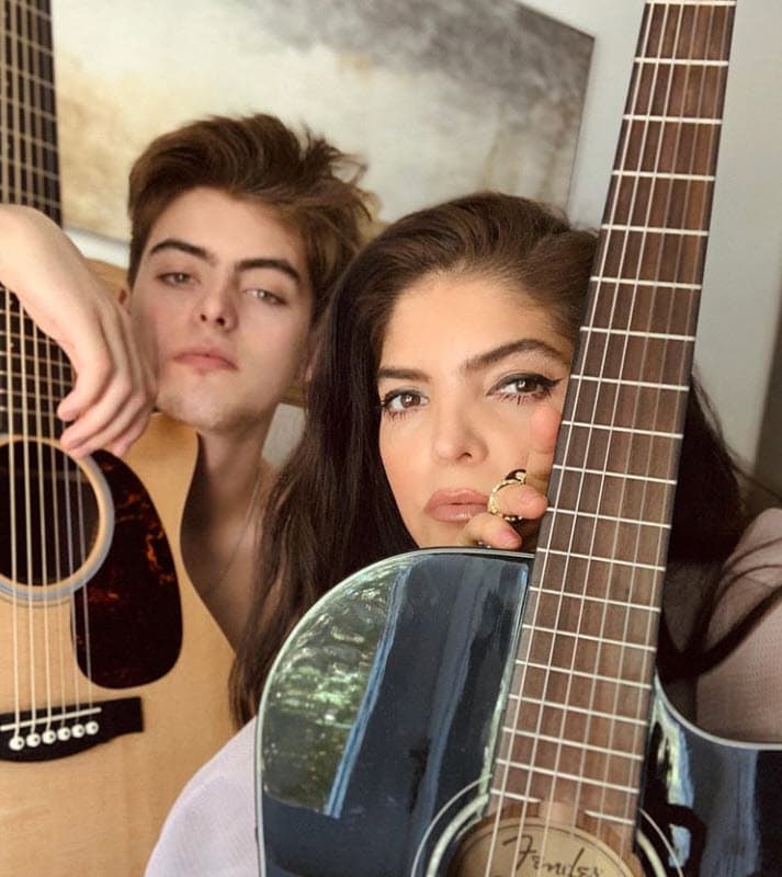 Emiliano nació el 4 de noviembre del año 2000 y ahora sorprende 
<b><a href="https://www.univision.com/famosos/el-hijo-mayor-de-ana-barbara-cada-vez-se-parece-mas-a-su-mama-asi-ha-crecido-fotos" target="_blank">el gran parecido que tiene con su madre. </a></b>
<br>