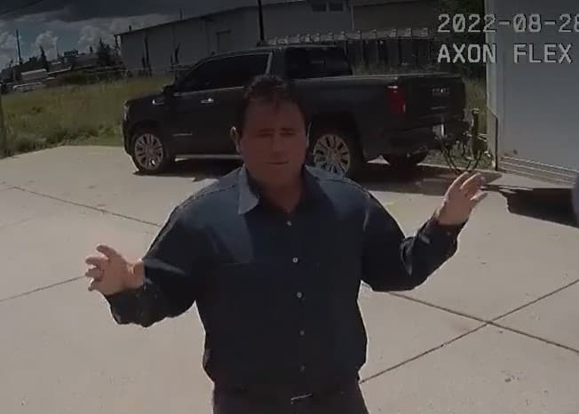 Acusan a Josephine Barlow Bistline, ligada a Samuel Bateman, de amenazar a empleados de bienestar infantil