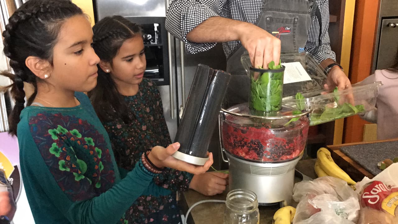 Como podemos ver este par de pequeñas heredaron el gusto por la cocina de su mamá.