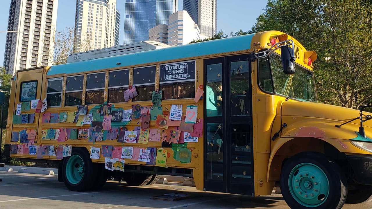 Verónica comenzó a llevar el arte con un autobús acondicionado como un estudio.