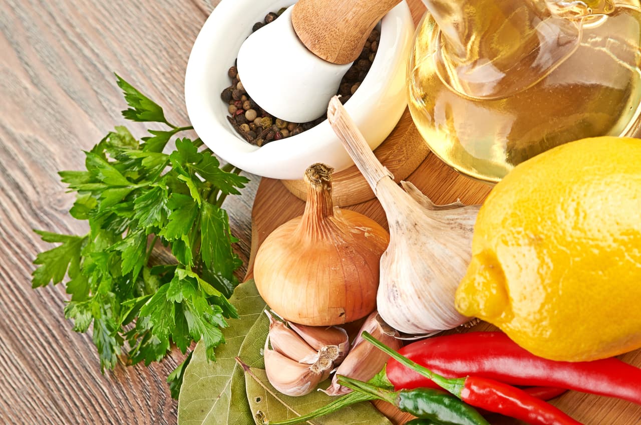 Si vas a usar perejil o cilantro fresco, ponlo en remojo antes de usarlo.