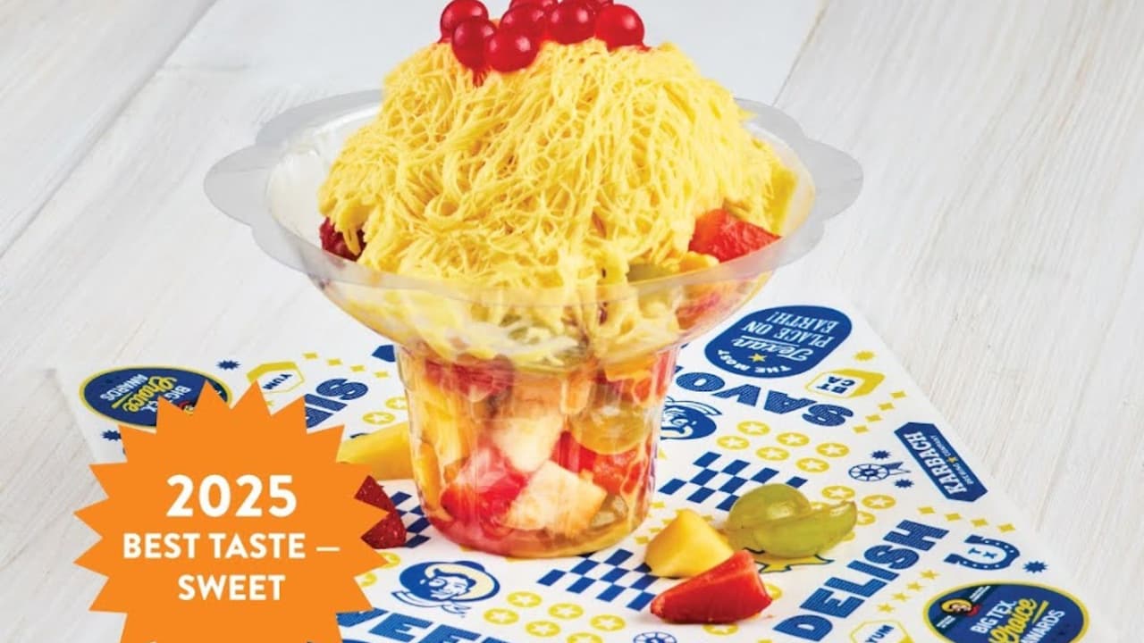 <h3 class="cms-H3-H3">Chill and Thrill Delight</h3>
<br>Este refrescante postre de frutas fue seleccionado como el
<b> Mejor Sabor Dulce de los Big Tex Choice Awards 2025</b> de la Feria Estatal de Texas.
<br>Tiene frutas como mango, piña, sandía, uvas, melón y fresas cortados y bañados en jugo de sandía fresca con lima.