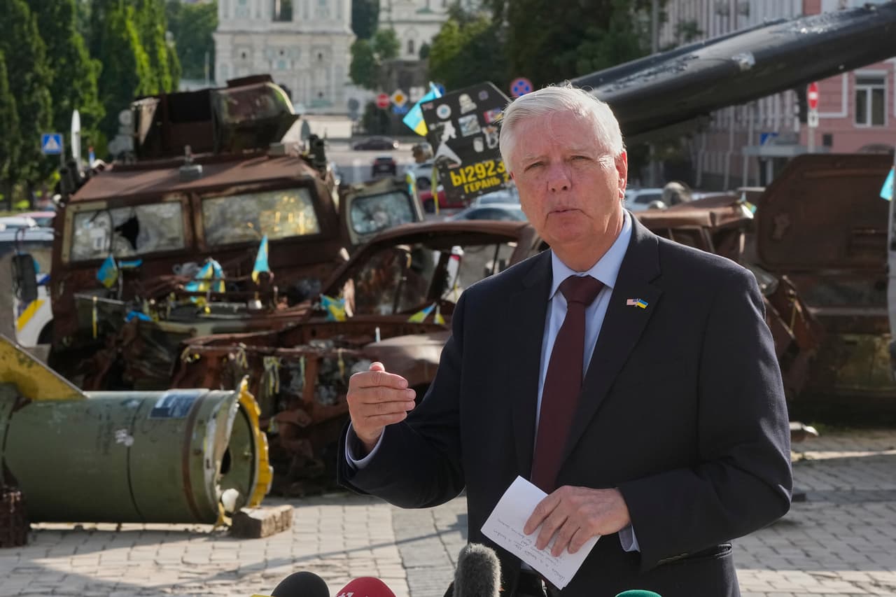 Graham, de 
<b>71 años </b>y graduado como abogado militar, construyó una extensa carrera política: fue miembro de la Cámara de Representantes por Carolina del Sur, 
<b>senador durante más de dos décadas</b> y una voz reconocida en política exterior hasta sus últimos días.
<br>