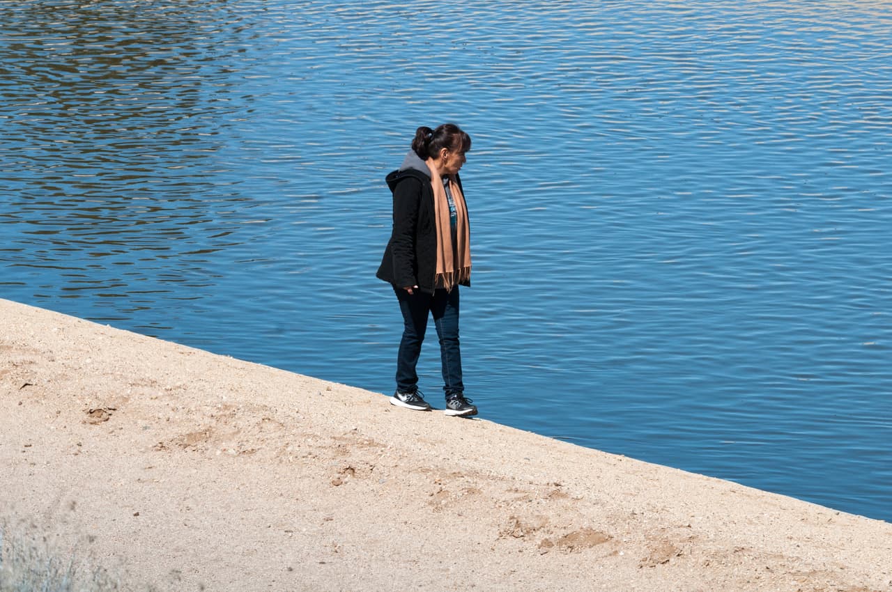 Una mujer busca a Noah Abbott a lo largo del acueducto California, en Hesperia, el lunes 6 de marzo de 2017.